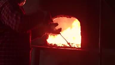 实拍传统技艺铁匠烧钢打铁视频的预览图